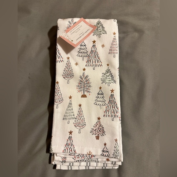cupcakes & cashmere Other - Cupcakes and Cashmere Christmas Hand Towels
